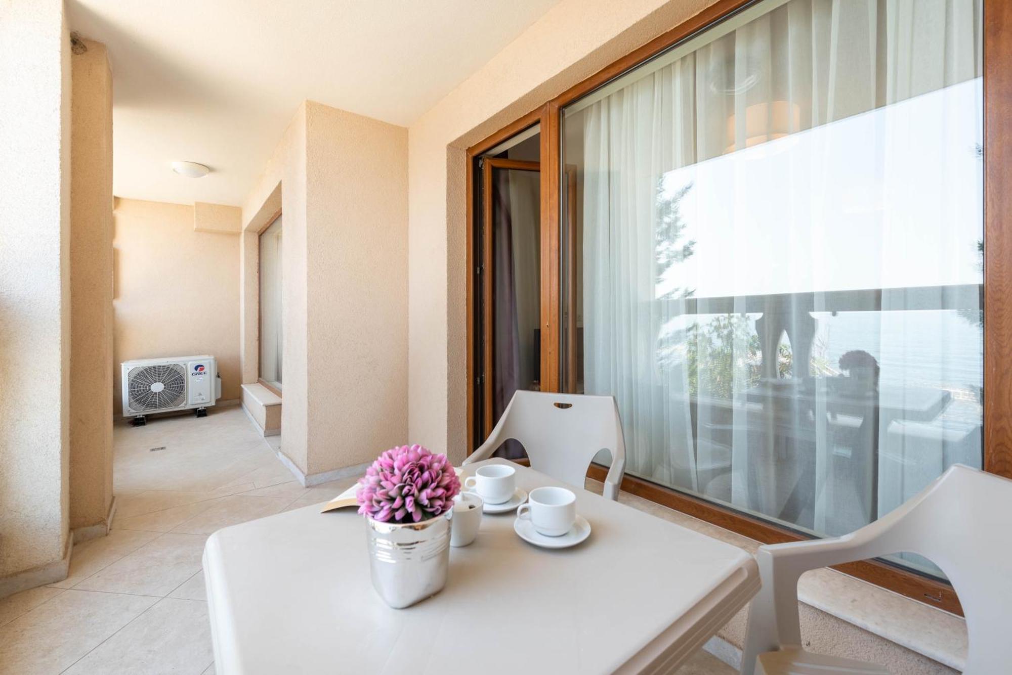 Luxurious And Panoramic Apartments At The Beach In La Mer Complex Golden Sands Bagian luar foto