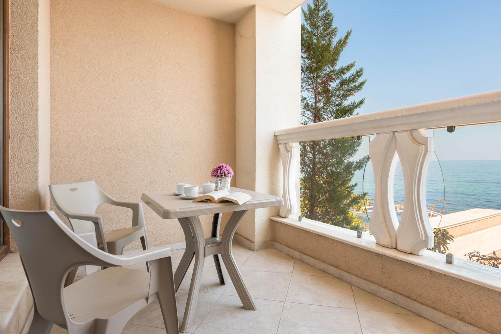 Luxurious And Panoramic Apartments At The Beach In La Mer Complex Golden Sands Bagian luar foto