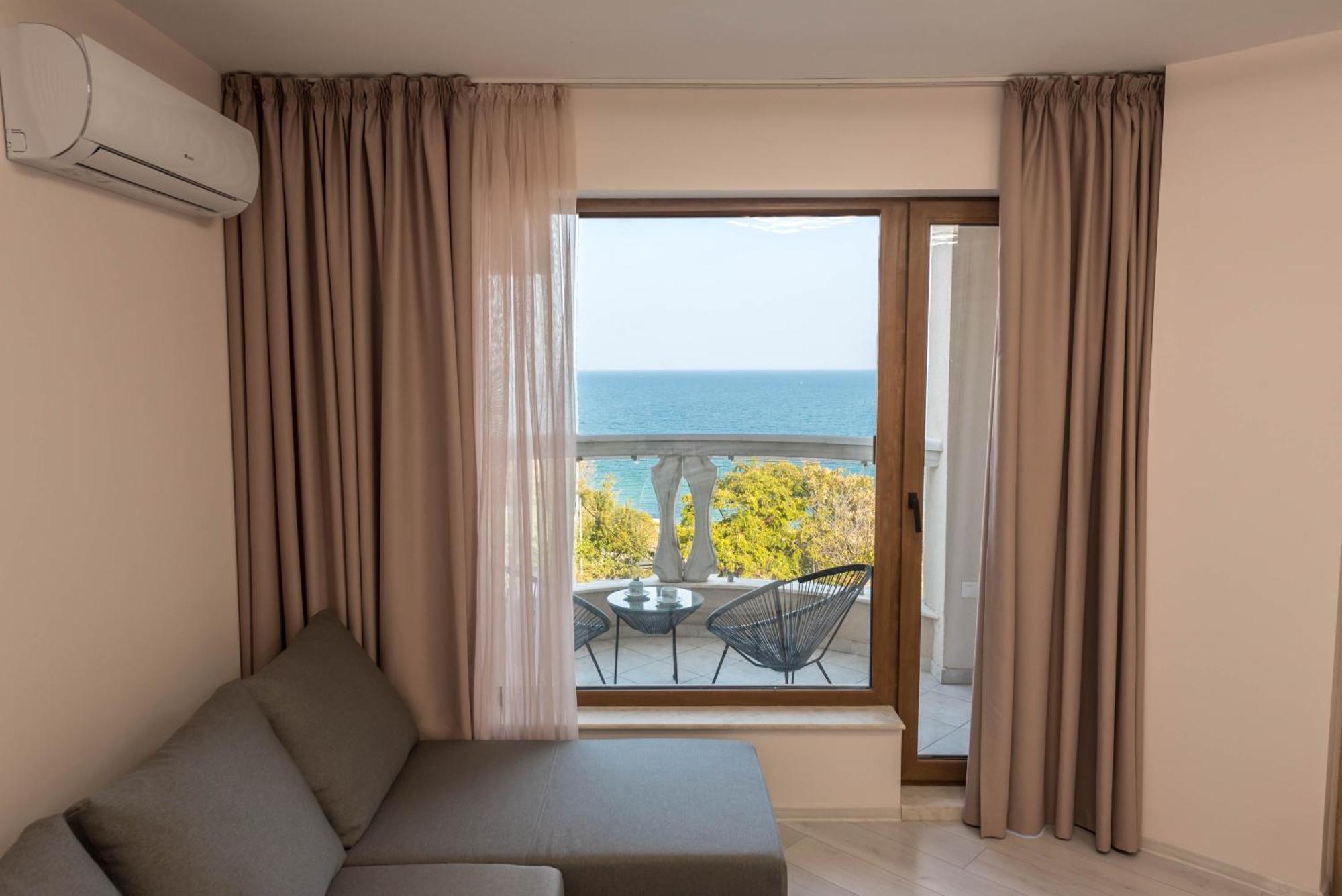 Luxurious And Panoramic Apartments At The Beach In La Mer Complex Golden Sands Bagian luar foto